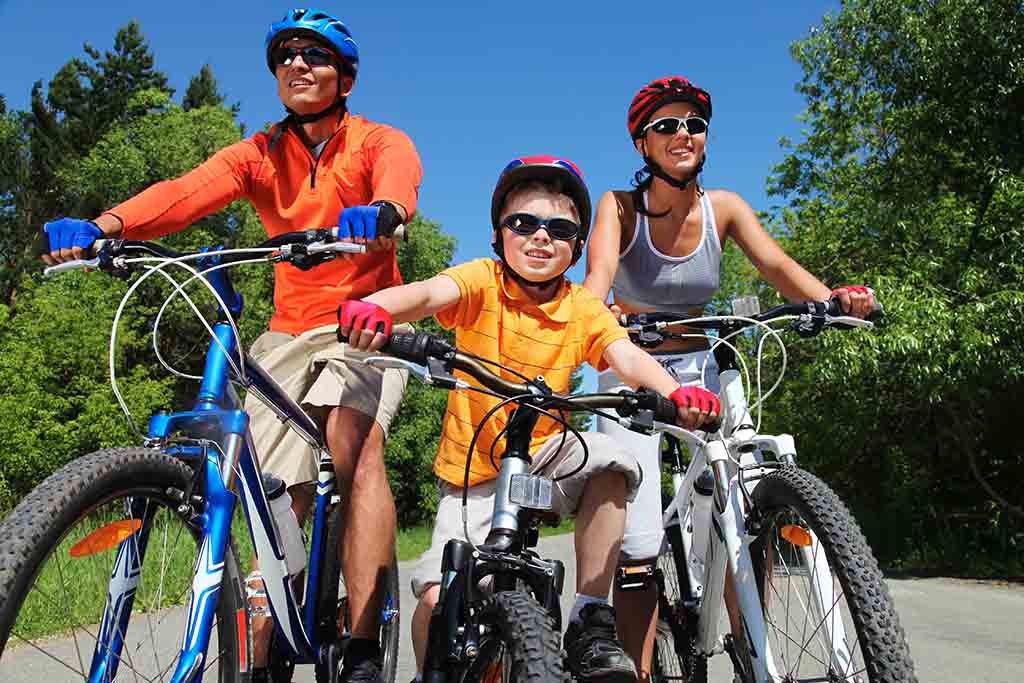 szczęśliwa rodzina podczas wycieczki szlakami rowerowymi w Krynicy Zdrój