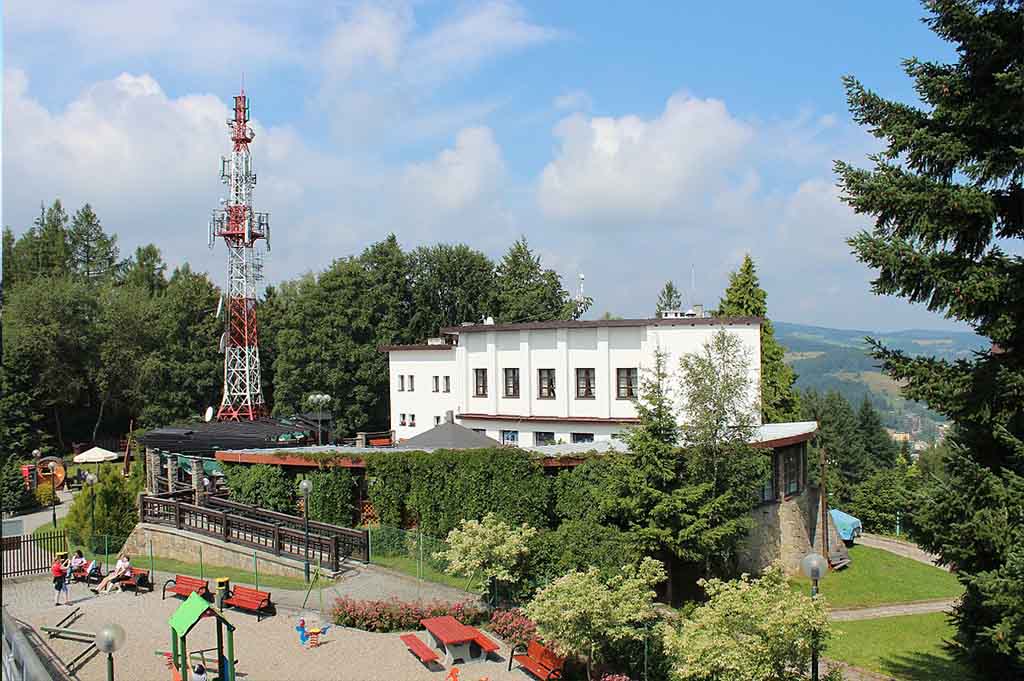 Widok na budynek PKL na Górze Parkowej